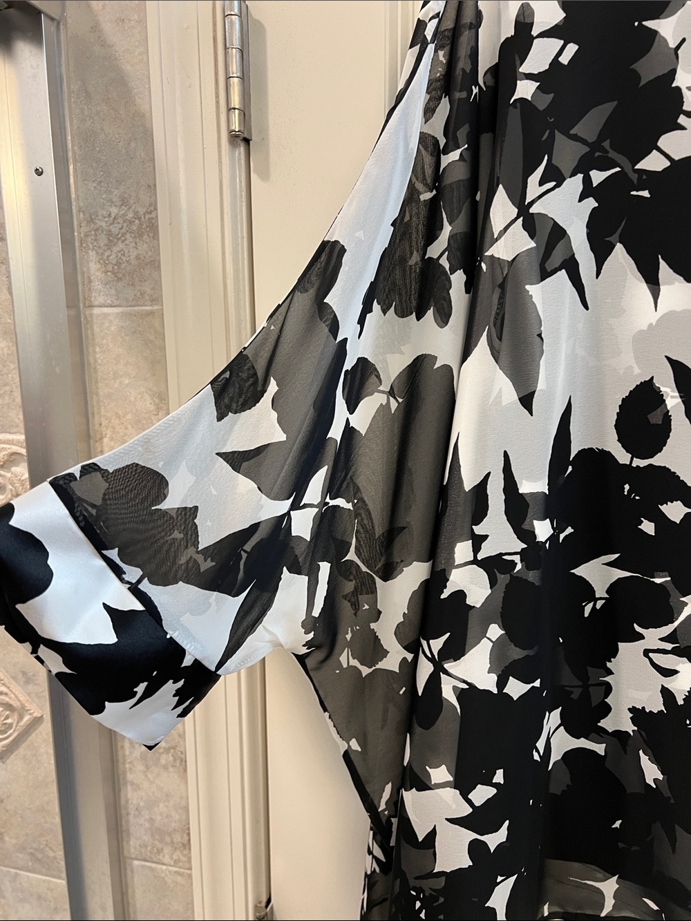 Frank Lyman Design Black & White Floral Sheer Blouse - Picture 5 of 6